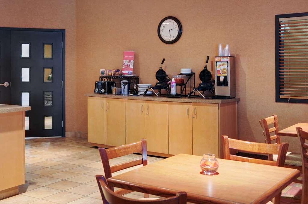 Pomeroy Inn And Suites Chetwynd Restoran gambar